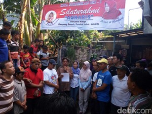 Warga Pondok Labu Dukung Risma Jadi Cagub DKI dengan Menabur Benih Ikan