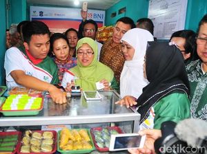 Mensos Khofifah dan Menteri BUMN Rini Luncurkan e-Warung di Surabaya