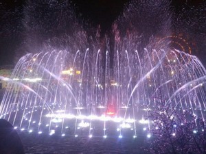 Malam Minggu Romantis di Jateng Fair, Dihibur Air Mancur Menari