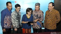 (Ki-ka) Head of Money Market & Global Market Bank BRI Akhmad Fazri, Head Of Investment RHB Asset Management Indonesia Liew Kong Qian, Presdir RHB Asset Management Indonesia Rima Suhaimi, Managing Director RHB Banking Group Dato Khairussaleh Ramli, dan CEO Securities Indonesia Chan Kong Ming hadir dalam acara peluncuran di Jakarta.