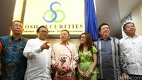 Wakil Ketua MPR Oesman Sapta Odang (dua dari kiri) berbincang dengan Gubernur Kalimantan Barat Cornelis (tiga dari kiri) di sela-sela pembukaan kantor cabang.
