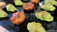 Klapercross merupakan croissant klapertart jadi salah satu yang unik. Tekstur pastry yang renyah dengan paduan cream klapertart yang manis.
