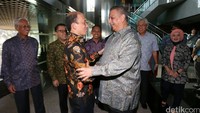 Sofyan Basir menyambut kedatangan Arcandra Tahar.