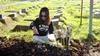 Bintang sinetron Stereo itu menaburkan bunga di pusara ayahnya.