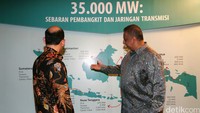 Sofyan Basir menunjukkan peta proyek listrik 35.000 MW kepada Arcandra Tahar.