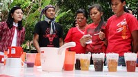 Direktur PT Asuransi Sinar Mas Dumasi MM Samosir (kiri) meninjau pelatihan membuat produk eco fashion berbasis zero waste khas daerah Kabupaten Humbang Hasundutan. Ist/ASM.