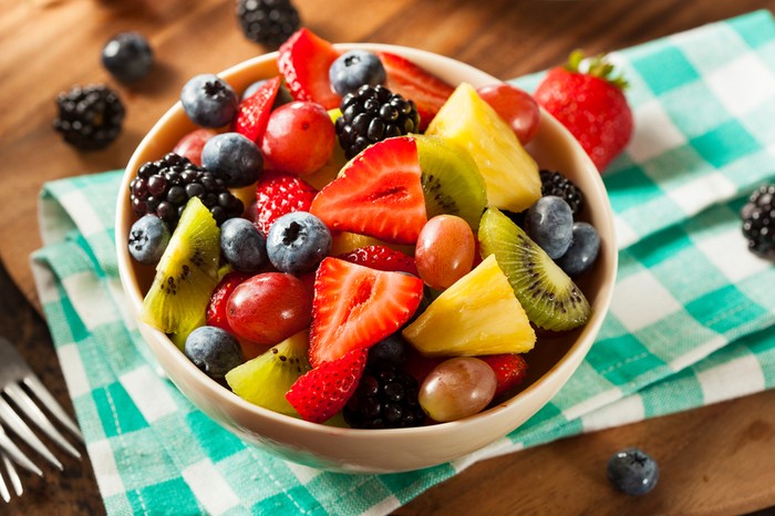 Buah segar Heallthy Organic Fruit Salad with Berries Pineapple and Grapes
