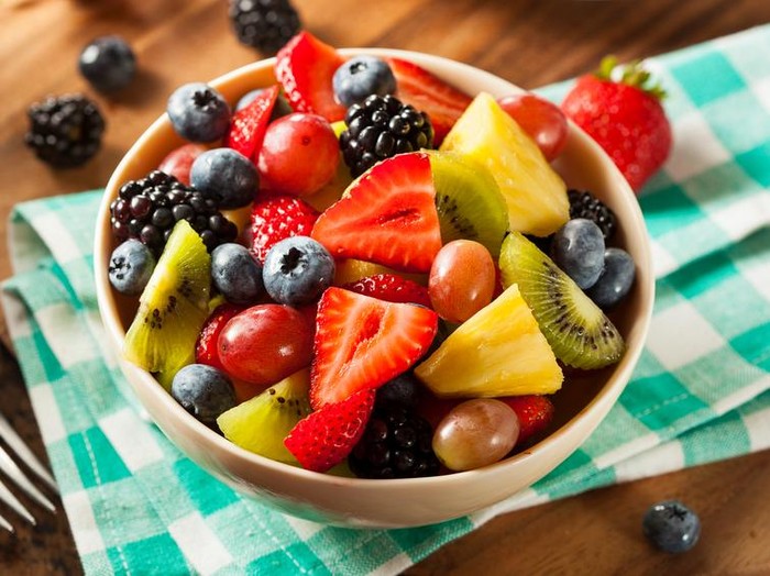 Buah segar Heallthy Organic Fruit Salad with Berries Pineapple and Grapes
