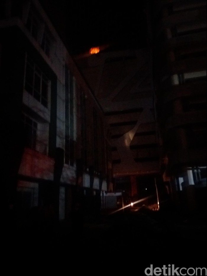 3 Jam Berlalu, Api Masih Berkobar di Ketinggian Gedung di Kelapa Gading