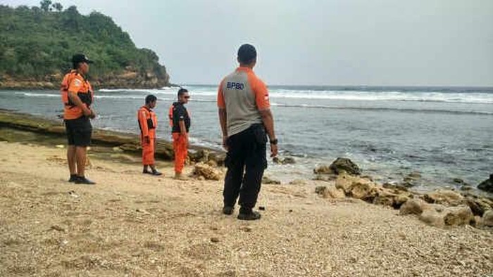 Satu Orang Hilang Ditelan Ombak Pantai Setro Gondo Mayit