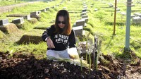 Setibanya di Jakarta, Dea langsung mengunjungi makam sang ayah di TPU Karet Bivak, Jakarta Pusat.