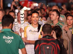 Adriana Lima Terharu Bisa Bawa Obor Olimpiade 2016