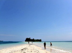 Fenomena Laut Terbelah di Timur Indonesia
