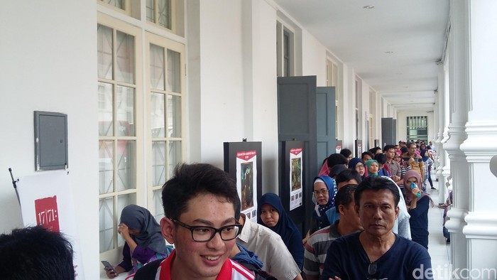 Warga Rela Antre Seperti di Bioskop untuk Melihat Pameran Lukisan Istana