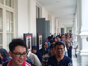 Warga Rela Antre Seperti di Bioskop untuk Melihat Pameran Lukisan Istana