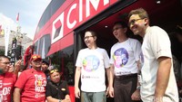 Penyerahaan bus tersebut dihadiri langsung Presdir CIMB NIaga Tigor M. Siahaan dan Dirut Transjakarta Budi Kaliwono.