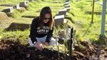 Dea Imut di Pusara Ayahnya
