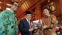 Pihak Astra Honda Motor memberikan kenang-kenangan kepada B.J. Habibie berupa replika sepeda motor.