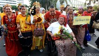 Menteri Desa, PDT dan Transmigrasi Eko Sandjojo mendorong kursi roda budayawan Wimar Witoelar saat mengikuti pawai buday tersebut.