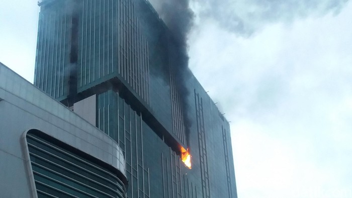 7 Orang Masih Terjebak di Atap, 4 Nekat Melompat