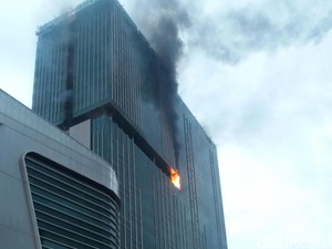 7 Orang Masih Terjebak di Atap, 4 Nekat Melompat