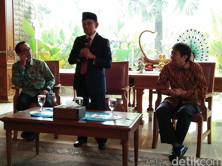 Peserta Siswa Terbaik AHM Dimotivasi oleh B.J. Habibie