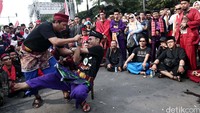 Para pendekar tersebut berasal dari berbagai perguruan silat.