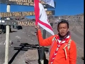 Kak Eko dari Kwarnas Pramuka Sukses Kibarkan Merah Putih di Puncak Kilimanjaro