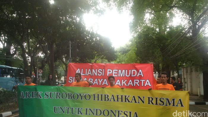 Minta Risma Diberi Mandat Jadi Cagub, Jaklovers Datangi Rumah Mega