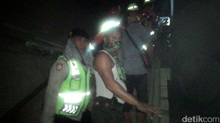 Begini Aksi Heroik Petugas Mengevakuasi 8 Pekerja yang Terjebak Kebakaran