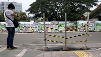 Pengerjaan trotoar percontohan itu akan selesai bulan Oktober mendatang.