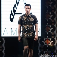 Ambah Batik by Stephany mengusung tema 50 to 50 bertempat di Ballroom Dharmawangsa Hotel. Jakarta. [Foto: Mohammad Abduh/Wolipop]