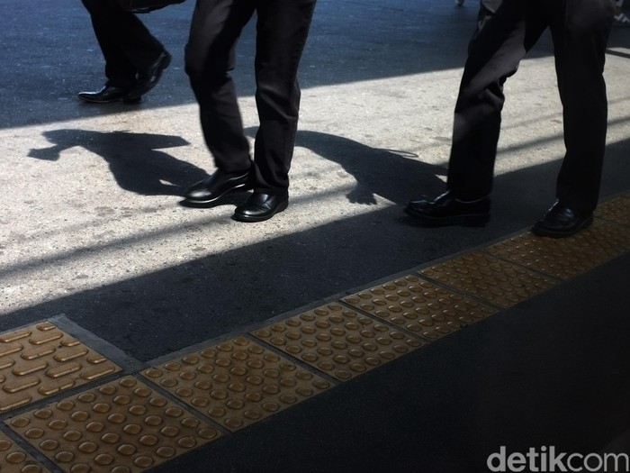 Karyawan kantor berjalan kaki.   dikhy sasra/ilustrasi/detikfoto