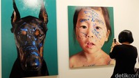 Nampak portrait karya seniman Korea bernama Kang Kang Hoon di galeri Johyun.