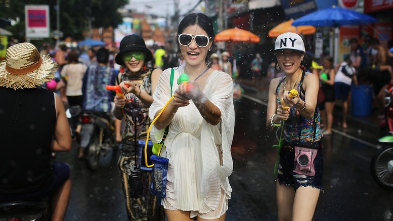 Turis Wanita di Bangkok BANGKOK, THAILAND - JANUARY 28: A Ukrainian tourist shops in the street fair zone between the protest sites January 28, 2014 in Bangkok, Thailand. Caretaker Prime Minister Yingluck Shinawatra said the general elections set for February 2, will go forward as planned. The