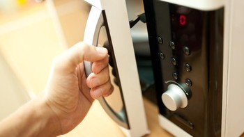 Oven microwave: Perangkat ini ditemukan Percy Spencer, enginner di Raytheon Corporation.Tahun 1946, Spencer menggelar proyek penelitian terkait radar dengan tabung vakum baru. Saat eksperimen dengan tabung, permen di saku Spencer mulai meleleh. Memegang 120 paten dan mencium peluang baru, Spencer mengambil beberapa biji popcorn yang belum pecah dan memegangnya dekat perangkat. Benar saja, jagung itu pecah. Spencer tahu dia memiliki perangkat revolusioner dan jadilah oven microwave.  Foto: Getty Images