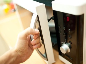 Jangan Asal Semprot! Ini Efek Cuka Jika Digunakan untuk Bersihkan Microwave