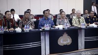 Rapat dihadiri oleh Kapolri Tito Karnavian, Menteri Pertanian Andi Amran Sulaiman, Menteri Perdagangan Enggartiasto Lukita, Kepala BKPM Thomas Trikasih Lembong dan Ketua KPPU Muhammad Syarkawi Rauf.