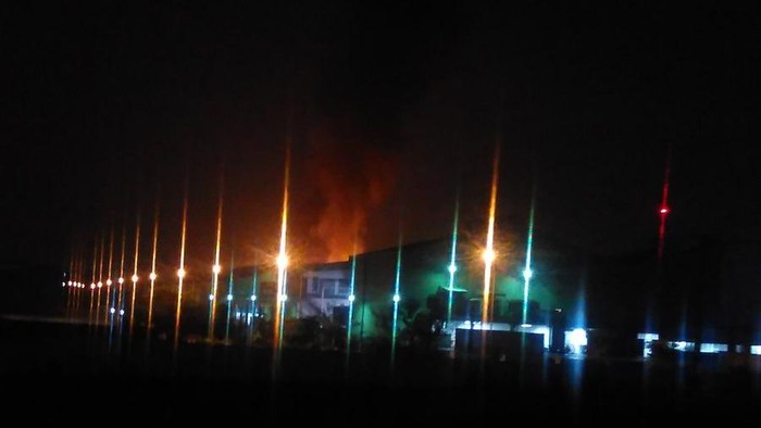 Kebakaran Melanda Sebuah Pabrik di Kawasan Industri Delta Mas Cikarang