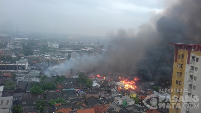 Permukiman Padat Penduduk di Pondok Bambu Terbakar