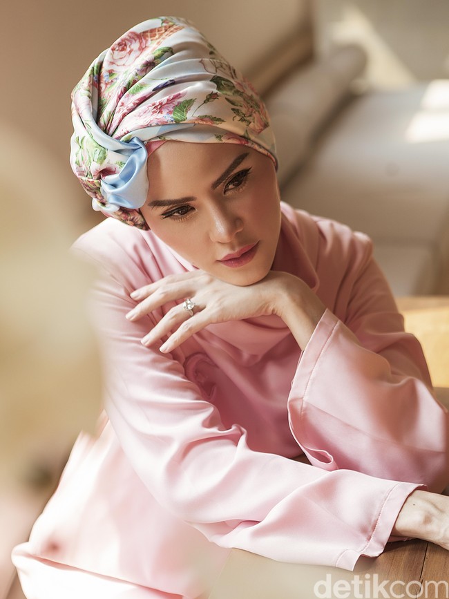 Wardrobe: Angel Lelga Label. Fotografer: Zaky Akbar. Makeup Artist: Vivi Thalib. Lokasi: Lewis & Carroll, Kebayoran Baru, Jakarta Selatan. Stylist: Kiki Oktaviani. Model: Angel Lelga.