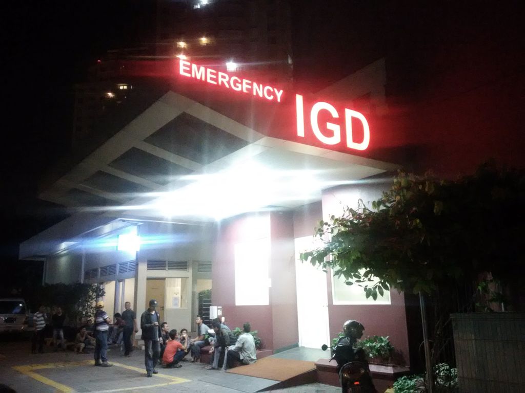 Kerabat Korban Kebakaran Gedung Tiba Di Rs Mitra Keluarga Kelapa Gading