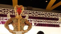 Patung seorang pria dengan pakaian dalam tradisional Jepang dengan topeng Oni (iblis) bertajuk Otokogi (Chivalry) karya Takeshi Haguri.
