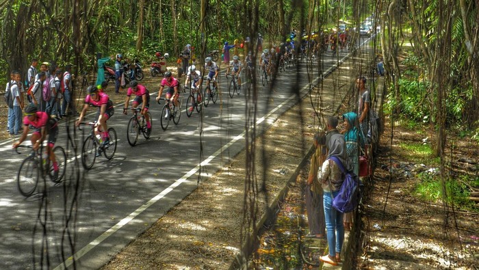 Ujian Berat di Kelok 44 dan Tanjakan ke Puncak Lawang di Etape IV