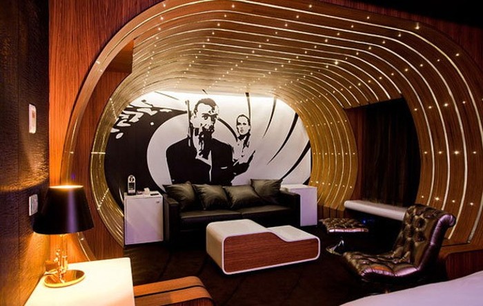 Kamar Hotel Romantis di Paris Bertema James Bond