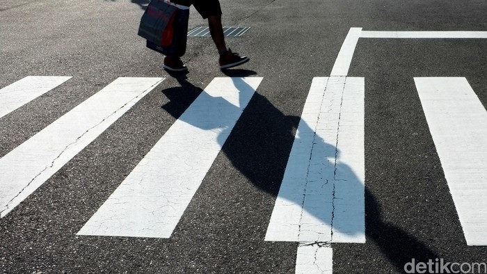 Pejalan kaki menyebrang Jalan di area zebra cros. dikhy sasra/ilustrasi/detikfoto