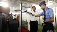  Budi menjajal security checking di pintu masuk lobi.