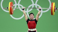 Dalam pertandingan yang digelar di Riocentro, minggu (7/8) malam waktu setempat, Dewi hanya mampu mengumpulkan total angkatan 185 kg, dengan angkatan snatch 80kg dan clean and jerk 105 kg. Catatan ini jauh dari total angkatan terbaiknya 200 kg. REUTERS/Stoyan Nenov.