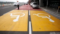 Untuk difabel diberikan tempat khusus yang diberi warna kuning. Sedangkan untuk penumpang pada umumnya diberikan warna merah.
