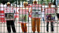 Mereka membentangkan berbagai poster dan spanduk yang berisi tuntutan kepada pemerintah.